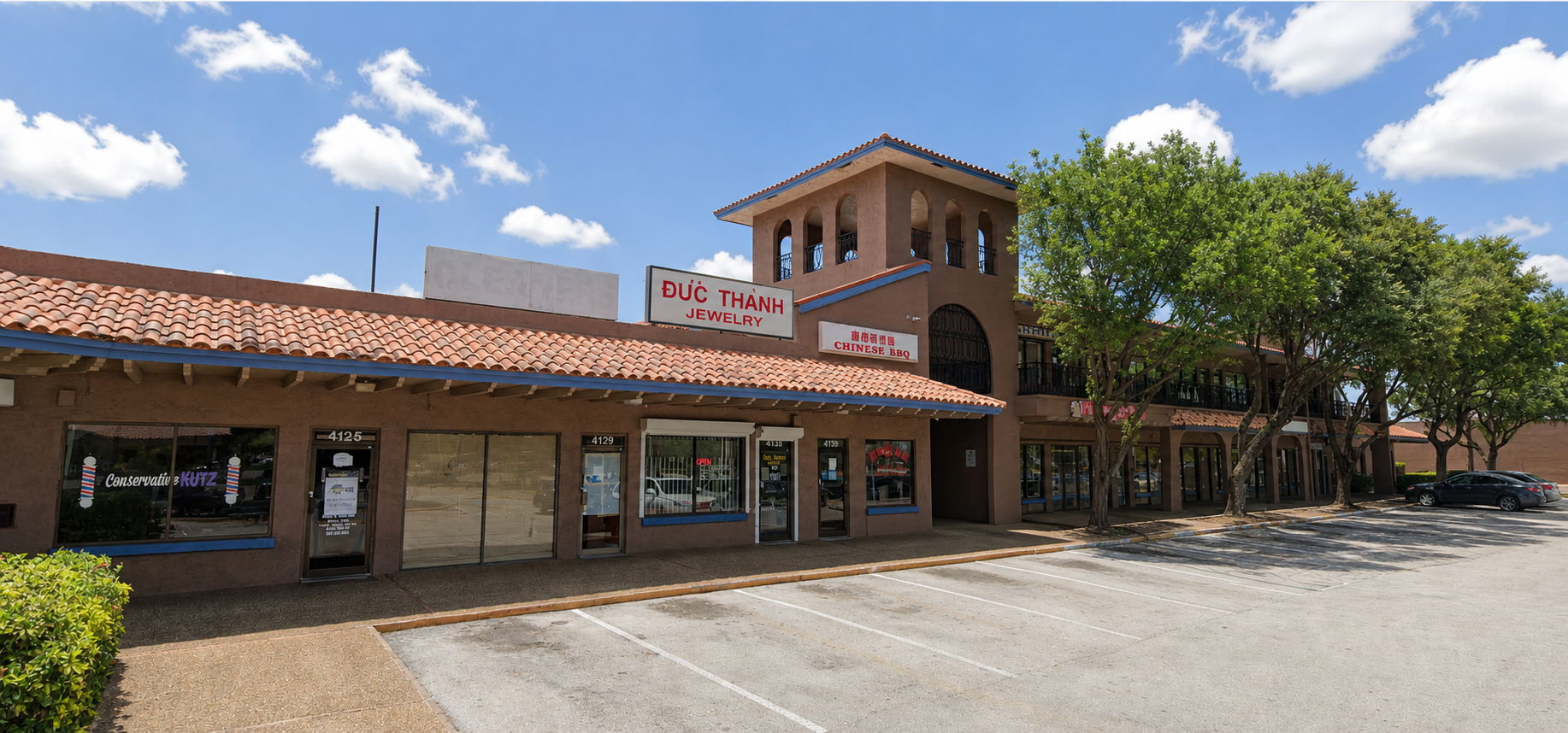 Oakland Park Center storefront before repositioning
